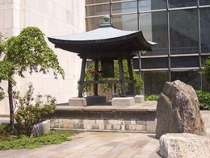 350px-Japanese_Peace_Bell_of_United_Nations